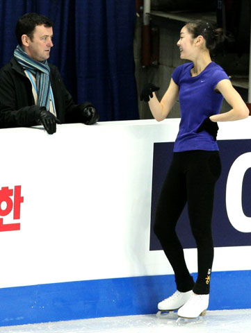 2009 국제빙상경기연맹(ISU) 4대륙 피겨선수권대회에 참가한 '피겨퀸' 김연아가 3일 오전 밴쿠버 퍼시픽 콜리세움에서 열린 공식연습에서 오서 코치와 대화를 나누고 있다. 