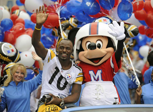 2일(현지시간) 미국 플로리다에 위치한 레이크 부에나비스타 매직 킹덤에서 북미 프로풋볼리그(NFL) 슈퍼볼 XLIII(43회)에서 피츠버그 스틸러스의 우승을 이끌며 최우수 선수에 선정된 산토니오 홈스가 디즈니 만화 영화 주인공 미키 마우스와 함께 기념 촬영을 하고 있다.
 