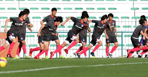 바레인과 평가전을 앞두고 3일 아랍에미리트연합(UAE) 두바이 알 막툼 스타디움에서 열린 축구대표팀 훈련에서 선수들이 힘차게 달려가고 있다. 