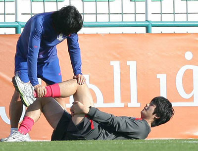 바레인과 평가전을 앞두고 3일 아랍에미리트연합(UAE) 두바이 알 막툼 스타디움에서 열린 축구대표팀 훈련에서 가벼운 부상을 입은 기성용이 재활훈련하고 있다. 