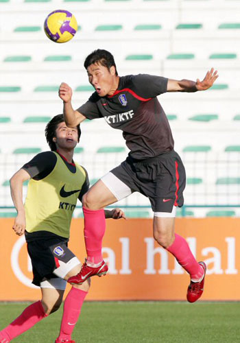 바레인과 평가전을 앞두고 3일 아랍에미리트연합(UAE) 두바이 알 막툼 스타디움에서 열린 축구대표팀 훈련에서 정성훈(오른쪽)이 김창수에 앞서 헤딩슛하고 있다. 
