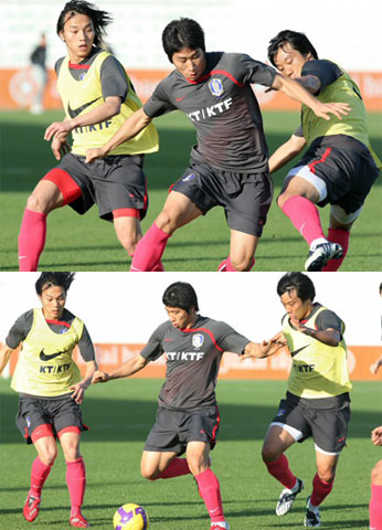 3일 아랍에미리트연합(UAE) 두바이 알 막툼 스타디움에서 열린 축구대표팀 훈련에서 이근호(가운데)가 김치우(왼쪽), 염기훈의 사이에서 드리블을 하고 있다. 