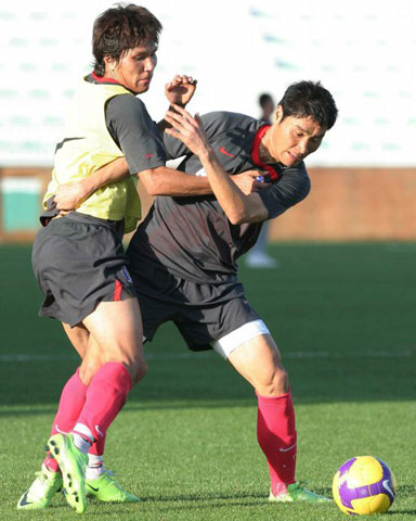 3일 아랍에미리트연합(UAE) 두바이 알 막툼 스타디움에서 열린 축구대표팀 훈련에서 정성훈(오른쪽)이 김동진과 몸싸움을 하고 있다. 