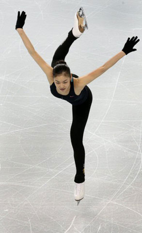 4일 오전 캐나다 밴쿠버 퍼시픽 콜리세움에서 열린 2009 국제빙상경기연맹(ISU) 4대륙 피겨선수권대회 공식 연습, 김연아가 훈련에 몰두하고 있다. 