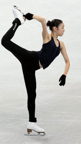 4일 오전 캐나다 밴쿠버 퍼시픽 콜리세움에서 열린 2009 국제빙상경기연맹(ISU) 4대륙 피겨선수권대회 공식 연습, 김연아가 훈련에 몰두하고 있다. 