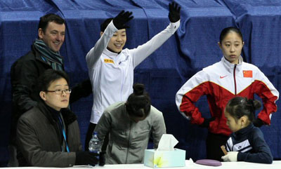 4일 오전 캐나다 밴쿠버 퍼시픽 콜리세움에서 열린 2009 국제빙상경기연맹(ISU) 4대륙 피겨선수권대회 공식 연습, 김연아가 팬들에게 인사를 하고 있다. 