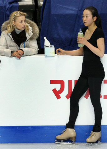 4일 오전 캐나다 밴쿠버 퍼시픽 콜리세움에서 열린 2009 국제빙상경기연맹(ISU) 4대륙 피겨선수권대회 공식 연습, 일본의 아사다 마오가 훈련 중 물을 마시고 있다. 