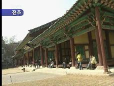 전주, 전통 한옥마을에 상춘객들 북적 