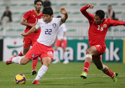 이란과 아시아월드컵예선전을 앞두고 4일 아랍에미리트연합(UAE) 두바이 알 막툼 스타디움에서 열린 한국-바레인 친선경기에서 이근호가 바레인 자말 라흐만을 제치고 강슛을 때리고 있다. 