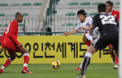 이란과 아시아월드컵예선전을 앞두고 4일 아랍에미리트연합(UAE) 두바이 알 막툼 스타디움에서 열린 한국-바레인 친선경기에서 이근호가 바레인 골대 앞에서 패스하고 있다.
 