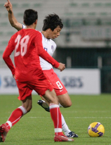 이란과 아시아월드컵예선전을 앞두고 4일 아랍에미리트연합(UAE) 두바이 알 막툼 스타디움에서 열린 한국-바레인 친선경기에서 역미훈이 바레인 마흐무드 하산을 앞에 두고 강슛을 때리고 있다. 