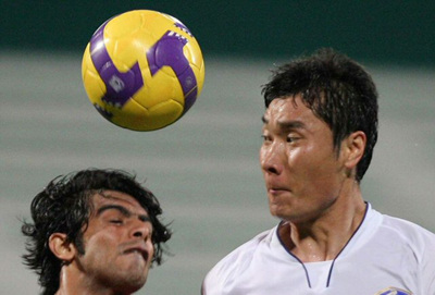 이란과 아시아월드컵예선전을 앞두고 4일 아랍에미리트연합(UAE) 두바이 알 막툼 스타디움에서 열린 한국-바레인 친선경기에서 정성훈이 바레인 압바스 아야드와 뜬공을 다투고 있다. 