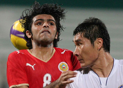 이란과 아시아월드컵예선전을 앞두고 4일 아랍에미리트연합(UAE) 두바이 알 막툼 스타디움에서 열린 한국-바레인 친선경기에서 정성훈이 바레인 압바스 아야드와 뜬공을 다투고 있다. 