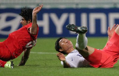 이란과 아시아월드컵예선전을 앞두고 4일 아랍에미리트연합(UAE) 두바이 알 막툼 스타디움에서 열린 한국-바레인 친선경기에서 정성훈이 바레인 압바스 아야드와 몸싸움을 벌이다 그라운드에 뒹굴고 있다. 