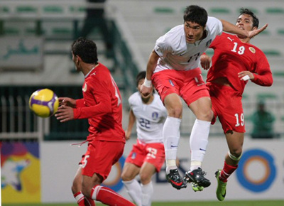 이란과 아시아월드컵예선전을 앞두고 4일 아랍에미리트연합(UAE) 두바이 알 막툼 스타디움에서 열린 한국-바레인 친선경기에서 정성훈이 바레인 파오지 아이스(왼쪽), 자말 라흐만의 겹수비를 뚫고 솟구쳐 올라 헤딩슛을 시도하고 있다. 