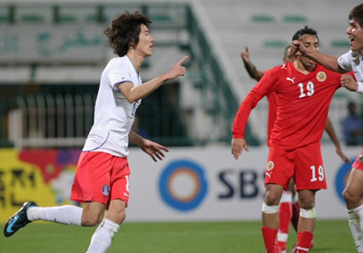 이란과 아시아월드컵예선전을 앞두고 4일 아랍에미리트연합(UAE) 두바이 알 막툼 스타디움에서 열린 한국-바레인 친선경기에서 김정우(왼쪽)가 헤딩동점골을 떠뜨린뒤 김동진과 환호하고 있다. 