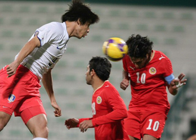 이란과 아시아월드컵예선전을 앞두고 4일 아랍에미리트연합(UAE) 두바이 알 막툼 스타디움에서 열린 한국-바레인 친선경기에서 정조국이 바레인 수비에 앞서 헤딩슛을 날리고 있다. 