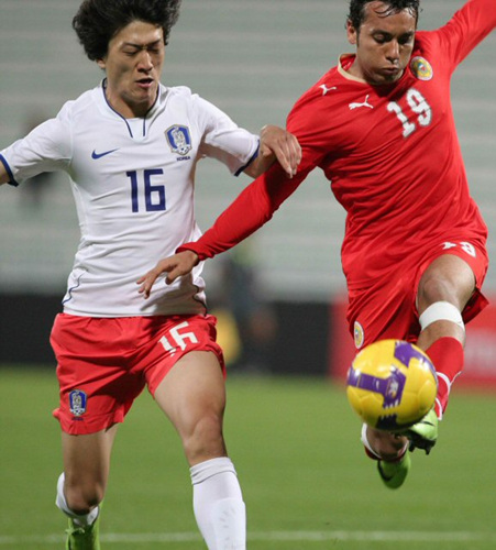 이란과 아시아월드컵예선전을 앞두고 4일 아랍에미리트연합(UAE) 두바이 알 막툼 스타디움에서 열린 한국-바레인 친선경기에서 이청용이 바레인 자말 라흐만과 공다툼을 벌이고 있다. 