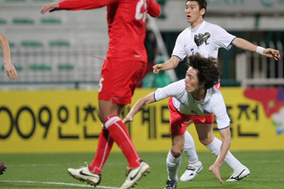 이란과 아시아월드컵예선전을 앞두고 4일 아랍에미리트연합(UAE) 두바이 알 막툼 스타디움에서 열린 한국-바레인 친선경기에서 김정우가 헤딩동점골을 떠트리고 있다. 