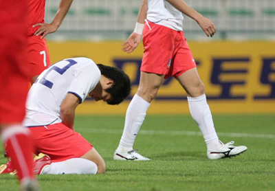 이란과 아시아월드컵예선전을 앞두고 4일 아랍에미리트연합(UAE) 두바이 알 막툼 스타디움에서 열린 한국-바레인 친선경기에서 이근호가 동점골을 터뜨린 뒤 세리머니하고 있다.
 