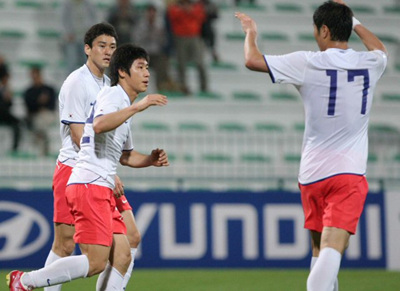 이란과 아시아월드컵예선전을 앞두고 4일 아랍에미리트연합(UAE) 두바이 알 막툼 스타디움에서 열린 한국-바레인 친선경기에서 이근호가 동점골을 터뜨린 뒤 정성훈과 함께 기뻐하고 있다. 