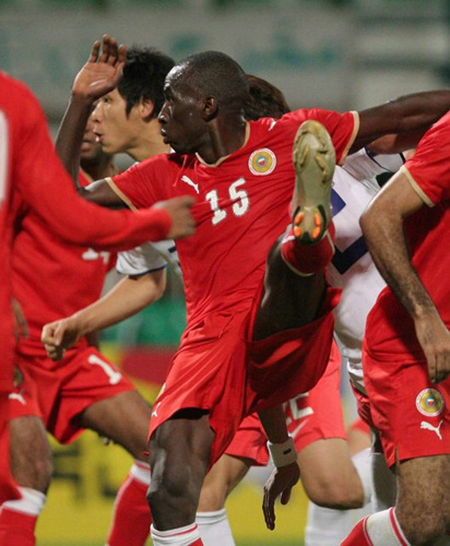 이란과 아시아월드컵예선전을 앞두고 4일 아랍에미리트연합(UAE) 두바이 알 막툼 스타디움에서 열린 한국-바레인 친선경기에서 이근호가 바레인 선수들과 엉킨가운데 동점골을 터뜨리고 있다. 