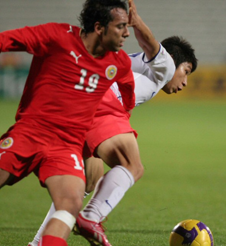 이란과 아시아월드컵예선전을 앞두고 4일 아랍에미리트연합(UAE) 두바이 알 막툼 스타디움에서 열린 한국-바레인 친선경기에서 이근호가 바레인 자말 라흐만을 제치고 공을 따내고 있다. 