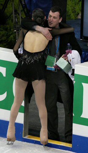  '피겨 퀸' 김연아가 5일 오후 밴쿠버 퍼시픽 콜리시움에서 열린 2009 국제빙상경기연맹(ISU) 4대륙 피겨선수권대회 여자 싱글 쇼트프로그램을 성공적으로 마친 뒤 오서 코치와 포옹을 하고 있다. 