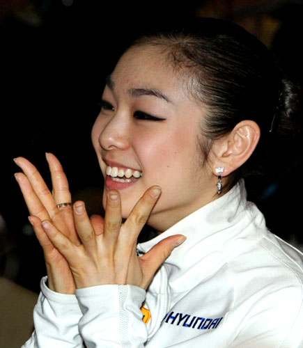 5일 오후 밴쿠버 퍼시픽 콜리시움에서 열린 2009 국제빙상경기연맹(ISU) 4대륙 피겨선수권대회 여자 싱글 쇼트프로그램에서 우승한 김연아가 시상식에서 자신의 이름이 호명되자 밝은 표정을 짓고 있다. 