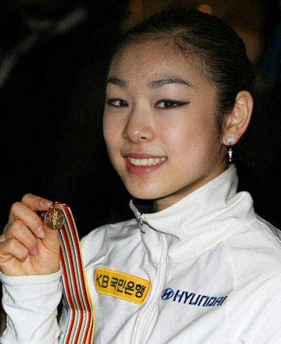 5일 오후 밴쿠버 퍼시픽 콜리시움에서 열린 2009 국제빙상경기연맹(ISU) 4대륙 피겨선수권대회 싱글 쇼트프로그램에서 우승한 김연아가 시상식에서 메달을 들어보이고 있다. 