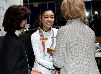 5일 오후 밴쿠버 퍼시픽 콜리시움에서 열린 2009 국제빙상경기연맹(ISU) 4대륙 피겨선수권대회 싱글 쇼트프로그램에서 우승한 김연아가 시상식에서 메달을 전달받고 있다. 