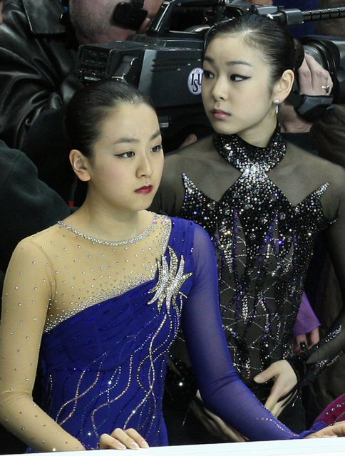 5일 오후 밴쿠버 퍼시픽 콜리시움에서 열린 2009 국제빙상경기연맹(ISU) 4대륙 피겨선수권대회 싱글 쇼트프로그램에서 김연아와 아사다 마오가 서로 다른 곳을 바라보고 있다. 