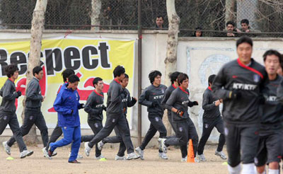 2010남아공월드컵아시아예선 이란전을 앞두고 6일 테헤란 라아한스타디움 보조구장에서 축구대표팀 선수들이 러닝으로 이란에서 첫훈련을 시작하고 있다. 