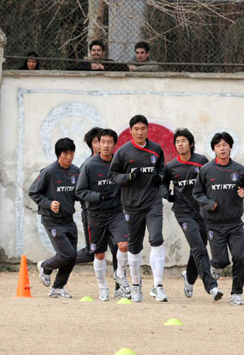 2010남아공월드컵아시아예선 이란전을 앞두고 6일 테헤란 라아한스타디움 보조구장에서 첫 훈련을 시작한 축구대표팀 선수들이 심박측정을 위해 그룹으로 나눠 달리기하고 있다. 