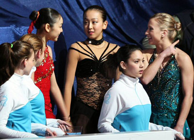 7일 오후 밴쿠버 퍼시픽 콜리시움에서 열린 2009 국제빙상경기연맹(ISU) 4대륙 피겨선수권대회에서 우승한 김연아가 시상식에 앞서 아사다 마오 등과 대화를 나누고 있다. 