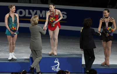7일 캐나다 밴쿠버 퍼시픽 콜리시움에서 열린 2009 국제빙상경기연맹(ISU) 4대륙 피겨선수권대회 여자 싱글에서 우승한 김연아가 관계자들의 축하를 받고 있다. 