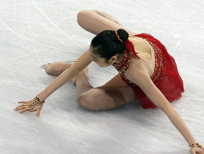 '피겨 퀸' 김연아가 7일 오후 밴쿠버 퍼시픽 콜리시움에서 열린 2009 국제빙상경기연맹(ISU) 4대륙 피겨선수권대회 여자 프리스케이팅에서 넘어지고 있다. 