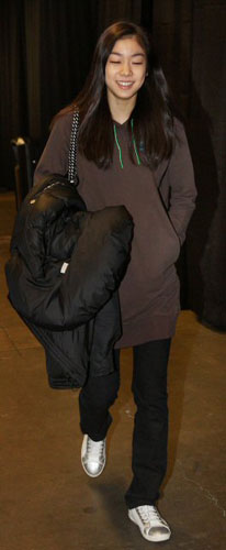 4대륙 피겨선수권대회에서 우승한 '피겨 퀸' 김연아가 인터뷰를 위해 8일 오전 밴쿠버 퍼시픽 콜리시움 프레스룸으로 들어서고 있다. 