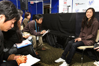4대륙 피겨선수권대회에서 우승한 '피겨 퀸' 김연아가 8일 오전 밴쿠버 퍼시픽 콜리시움 프레스룸에서 일본 기자들과 인터뷰를 하고 있다. 