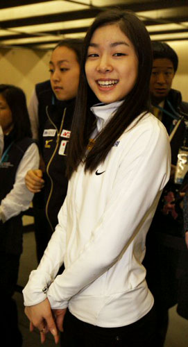  4대륙 피겨선수권대회에서 우승한 '피겨 퀸' 김연아가 8일 오전 밴쿠버 퍼시픽 콜리시움에서 열린 프리스케이팅 메달 시상식에서 밝게 웃고 있다. 
