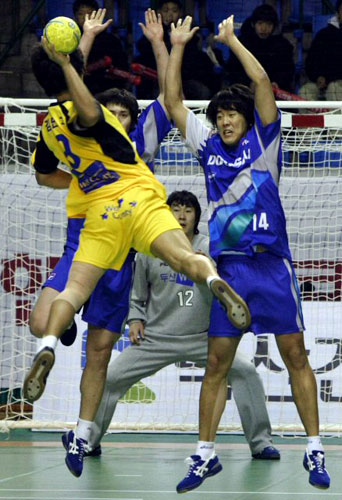 8일 서울 잠실 학생체육관에서 열린 2009 SK핸드볼큰잔치에서 인천도시개발공사 김환성이 두산과 경기에서 슛을 시도하고 있다. 