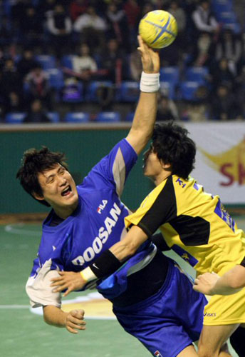 8일 서울 잠실 학생체육관에서 열린 2009 SK핸드볼큰잔치에서 두산 윤경신이 인천도시개발공사와 경기에서 슛을 시도하고 있다. 