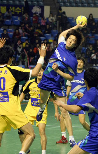 8일 서울 잠실 학생체육관에서 열린 2009 SK핸드볼큰잔치에서 두산 정의경이 인천도시개발공사와 경기에서 슛을 시도하고 있다. 