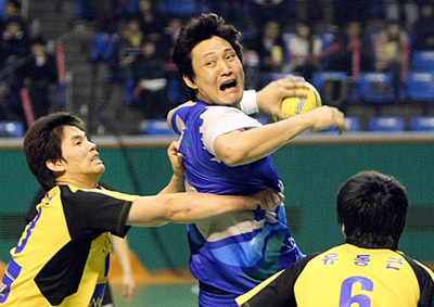  8일 서울 잠실 학생체육관에서 열린 2009 SK핸드볼큰잔치에서 두산 윤경신이 인천도시개발공사와 경기에서 슛을 시도하고 있다. 