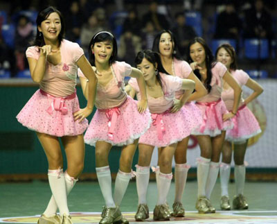  8일 서울 잠실 학생체육관에서 열린 2009 SK핸드볼큰잔치 개막경기, 두산과 인천도시개발공사의 경기에서 치어리더들이 신나는 공연을 펼치고 있다. 