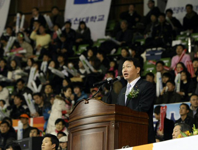  8일 서울 잠실 학생체육관에서 열린 2009 SK핸드볼큰잔치 개막식에서 최태원 SK회장이 축사를 하고 있다. 