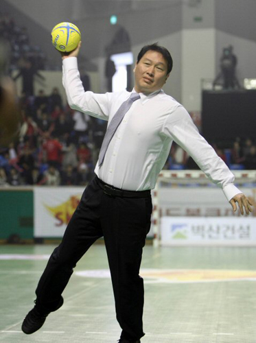   8일 서울 잠실 학생체육관에서 열린 2009 SK핸드볼큰잔치 개막전에서 최태원 SK회장이 시구를 던지고 있다. 