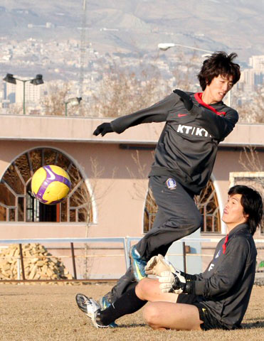 테헤란의 해발 1천 2백여미터 높이에 위치한 아자디스타디움 인근 이란축구대표팀트레이닝센터에서 8일 열린 축구대표팀훈련에서 골키퍼 김영광이 김정우의 슛을 막아내고 있다. 
