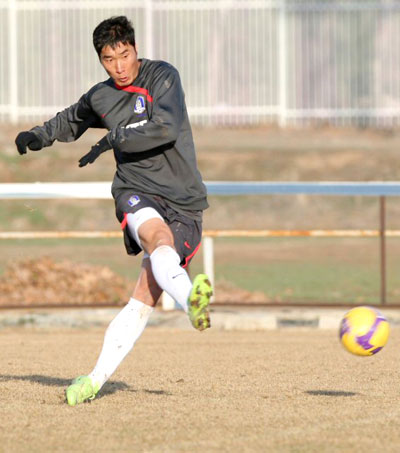 테헤란의 해발 1천 2백여미터 높이에 위치한 아자디스타디움 인근 이란축구대표팀트레이닝센터에서 8일 열린 축구대표팀훈련에서 정성훈이 강 슛을 때리고 있다. 