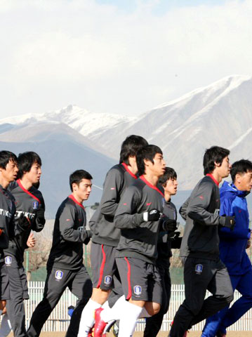 테헤란의 해발 1천 2백여미터 높이에 위치한 아자디스타디움 인근 이란축구대표팀트레이닝센터에서 8일 열린 축구대표팀훈련에서 대표팀 선수들이 달리기로 몸을 풀고 있는 가운데 저 멀리 눈 덮인 알보르즈 산맥이 보이고 있다. 